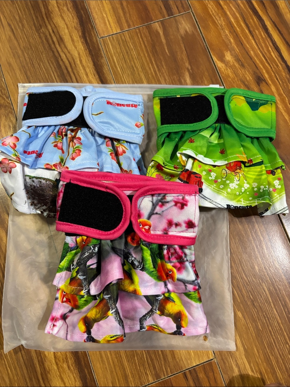 Roncute Ruffle Female Dog Wraps, Size XS, NIB.